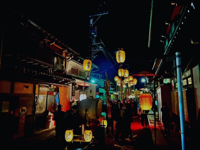 .
天下の奇祭、古川祭り🏮  地域に根付いたお祭りは圧巻です✨  #岐阜 #高山 #飛騨高山
#飛騨古川 #古川祭り
#天下の奇祭 
#幻想的 #お祭り
#お祭り写真部 #提灯
#夜の街並み
#夜景 #伝統芸能 #地域活性化
#日本の絶景
#絶景 #風景 #景色
#写真好きな人と繋がりたい
#祭り好きな人と繋がりたい 
#景色好きな人と繋がりたい
#夜景好きな人と繋がりたい 
#まつり #祭り好き 
#絵になる風景  #岐阜観光
#ポストカード風 
#古川祭 
#アウトドア派 
#山奥LIFE