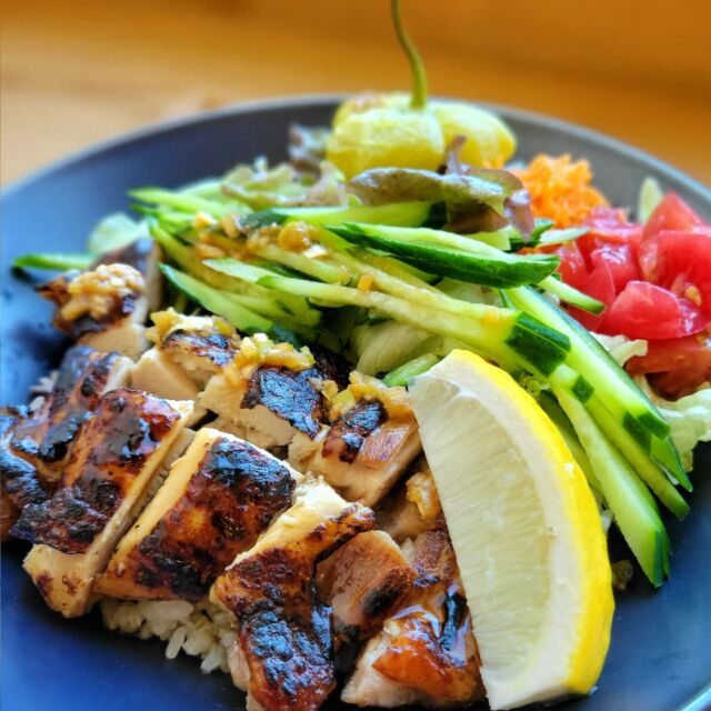 喫茶店ナヌク　さんで
信包鶏飯🐔🍴
葱魚醤ソースと黒酢ソース
半分半分楽しめて　
うまうま♪  はじめましての鈴ピーマン🫑
可愛いうえに美味しかった  たっぷり鶏肉と、野菜
いくらでも入る  だから困る  #飛騨市古川町
#古川町ランチ
#古川町グルメ
#鶏飯